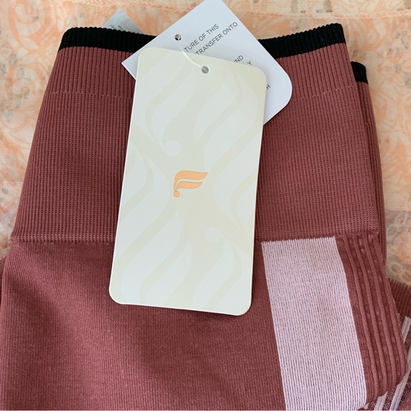 *NWT* Fabletics High-Waisted Seamless Star Leggings - Picture 3 of 10